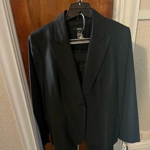 Ladies Black 2 piece pant suit.